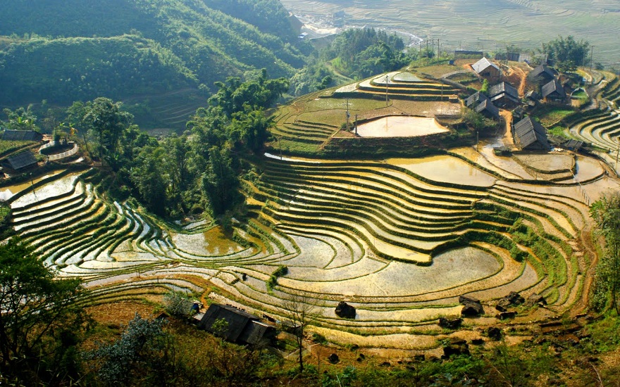 As usual in April and May when the local people water their fields at full to prepare for a new crop, the surface of terraced fields shines like a mirror reflecting the contrast of the reddish brown of soil, the deep blue of the sky high above and the green of surrounding forests. Embankments surrounding these terraces look like threads softly lined by the painter.