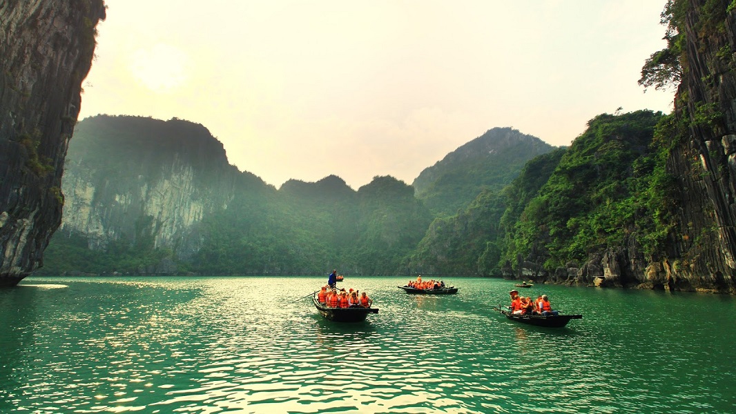 Welcom summer with a Halong Bay Tour, why not ???
