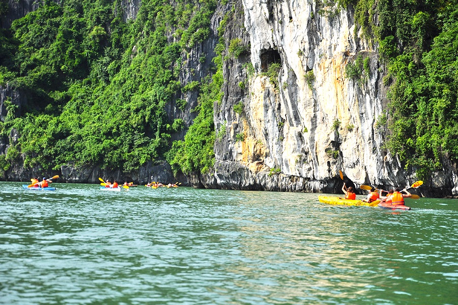 Welcom summer with a Halong Bay Tour, why not ???