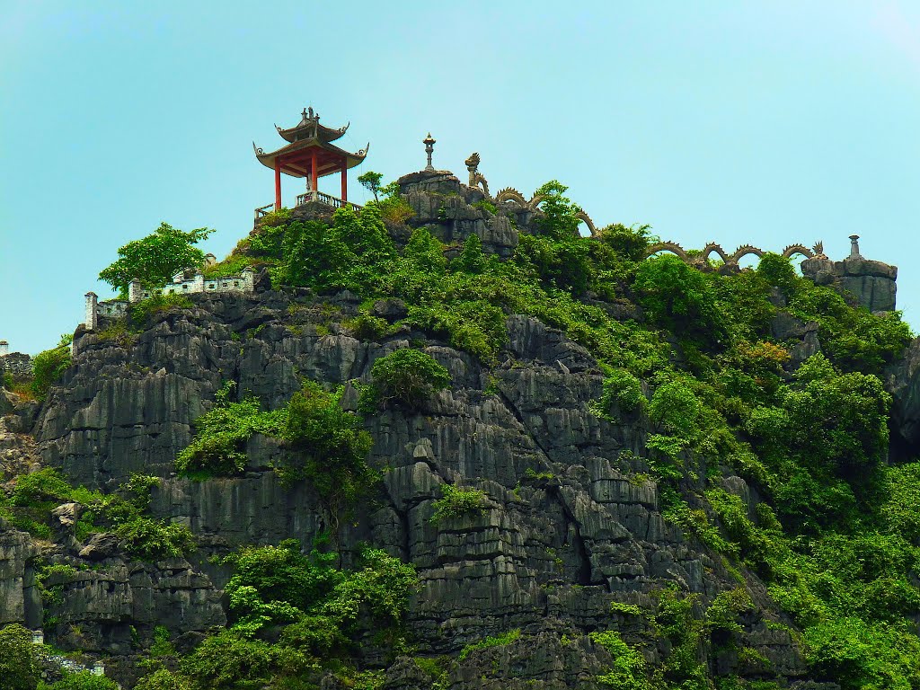 Explore Ninh Binh - Halong Bay on land combined with the Ancient Capital 