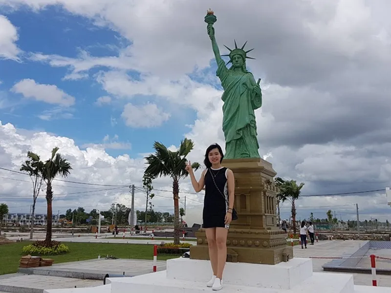 Watching the "Wonders Of The World" in Ho Chi Minh City